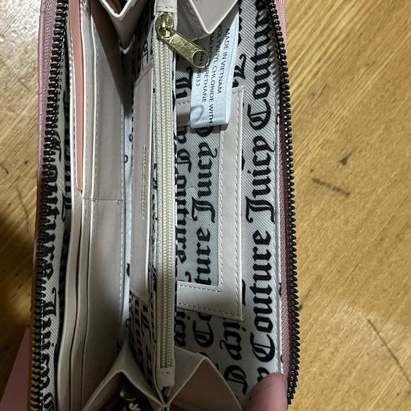 NWT!!! LAST ONE!! JUICY COUTURE WALLET (pink) - Picture 3 of 4